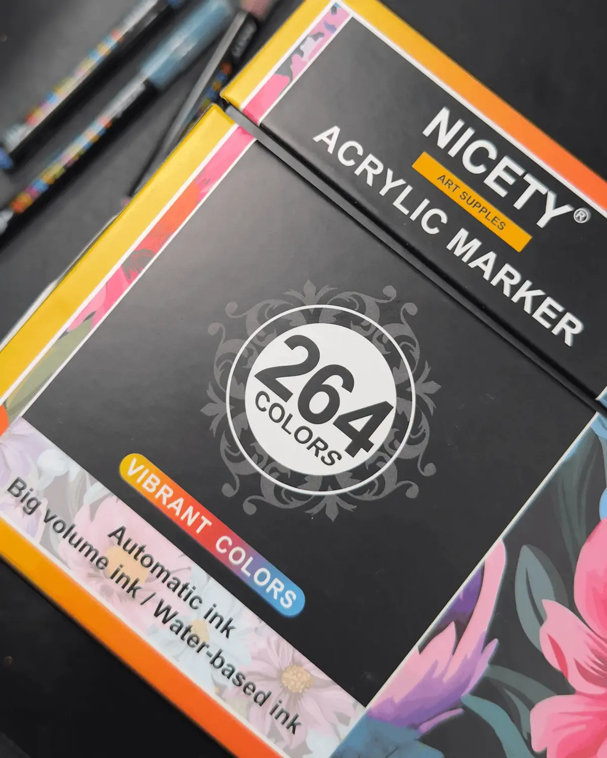 Photography of a box of Nicety Acrylic Markers, showing the quantity: 264, and properties, such as: Automatic Ink, Big Volume Ink & Water-based Ink.